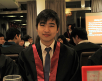 陳世明校友在2012–13學年的一次高桌晚宴中留影。